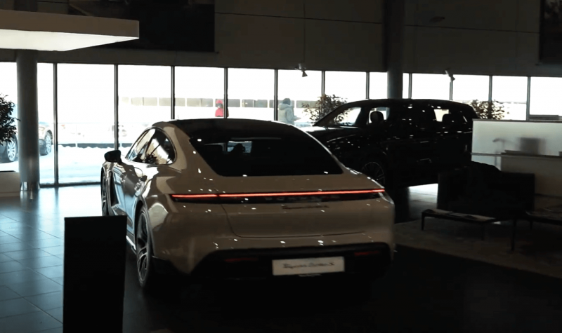 Na hora de manobrar o Porsche o youtuber se confundiu e… – Foto: Reprodu&ccedil;&atilde;o