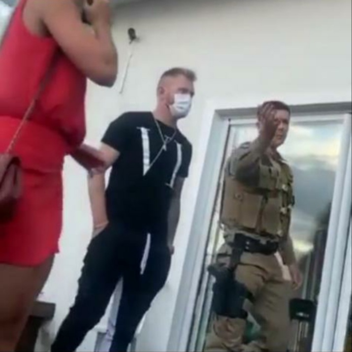 Zagueiro Alemão (ao centro) em festa clandestina, encerrada pela PMSC no último sábado (27), Avaí apura fato internamente – Foto: Reprodução/ND