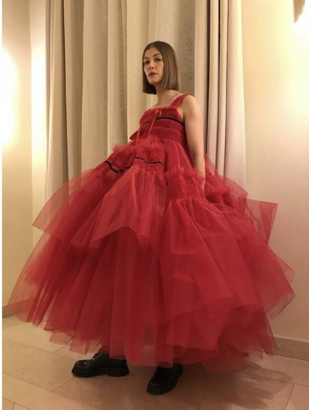 <span style="font-family: Merriweather, sans-serif; font-size: 20px;">Rosamund Pike, protagonista do filme I Care a Lot, que concorreu ao prêmio de melhor atriz em filme e levou o prêmio para casa! Eu amei esse vestido em tûle e essa quebrada que ela deu usando cuturno ao invés de salto alto.</span>