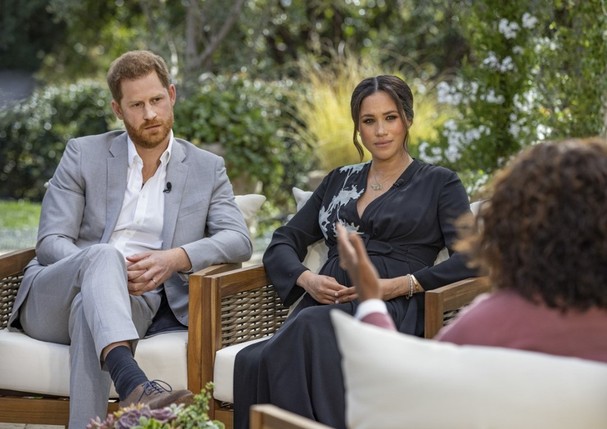 Meghan Markle e Harry em entrevista a Oprah Winfrey – Foto: Reprodução/CBS
