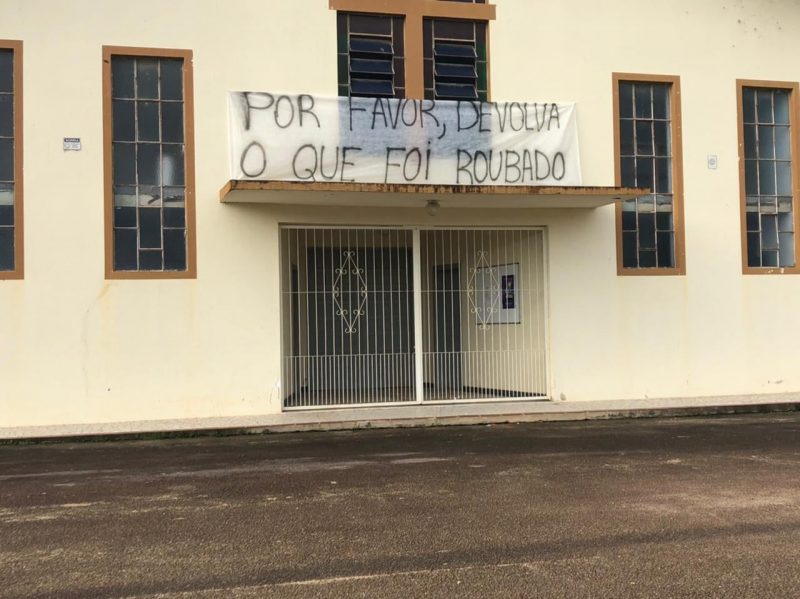 Fieis colocaram faixa pedindo que os criminosos devolvam o que foi furtado – Foto: Reprodu&ccedil;&atilde;o/ Redes Sociais