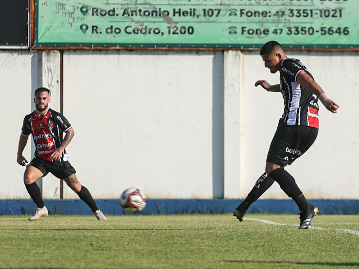 Alison Mira recebeu de Diego e, de chapa, garantiu a vitória tricolor – Foto: Vitor Forcellini/JEC