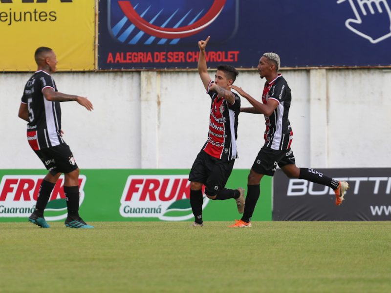 Jogadores comemoram gol do JEC