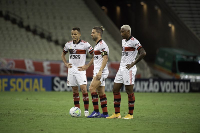 Jogadores do Flamengo se arrumam para bater falta