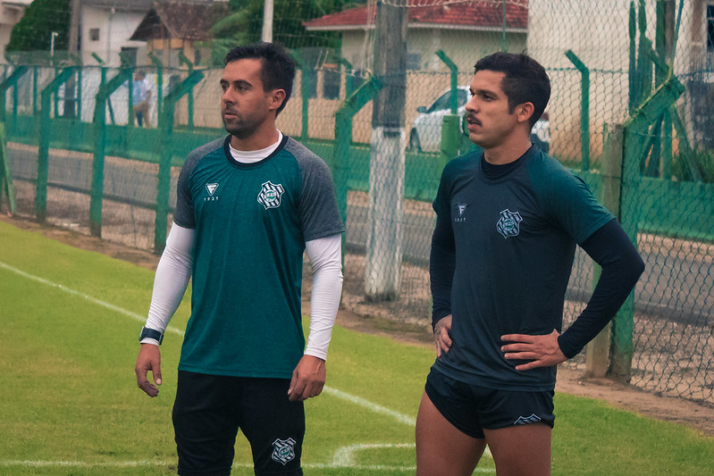 Everton Santos [camiseta preta] pode ser a novidade de Jorginho para o duelo contra o Crici&uacute;ma – Foto: Patrick Floriani/FFC