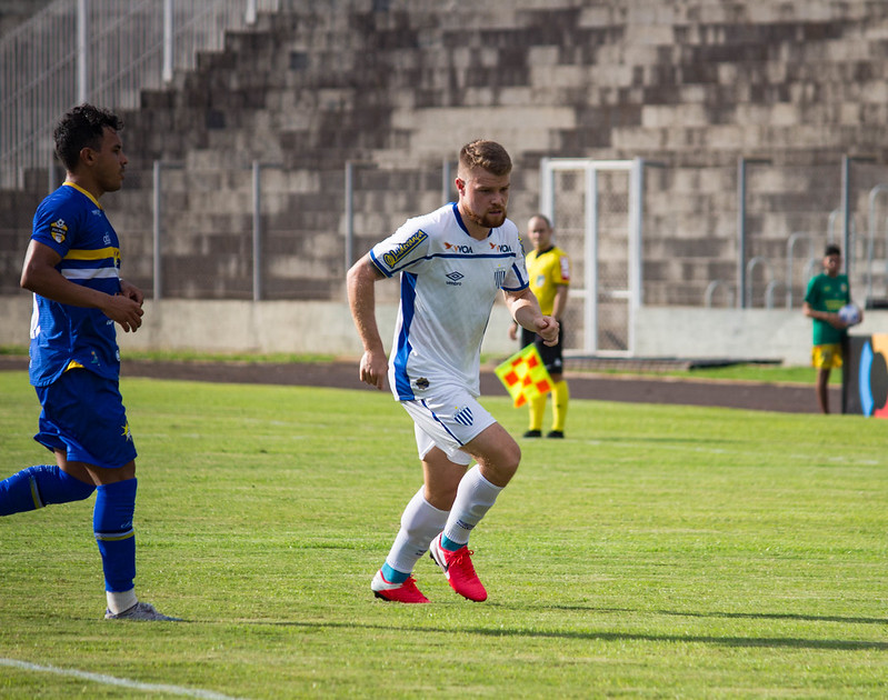Volante Marcos Serrato, do Avaí, tem agradado em seus primeiros momentos com a camisa azurra – Foto: Avaí FC/divulgação
