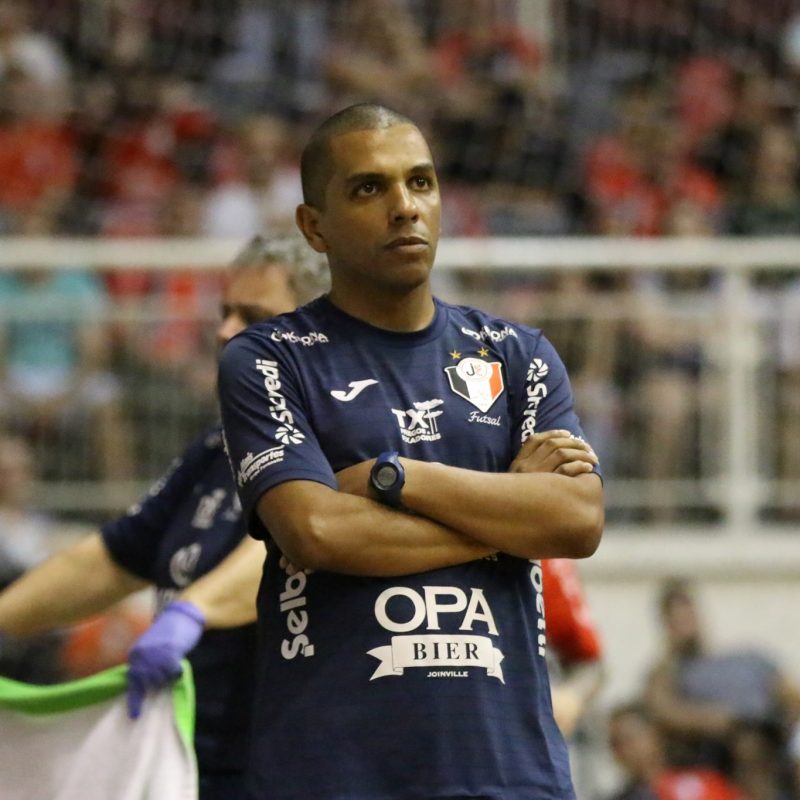 Daniel Jr. vai para a segunda temporada como técnico principal do Tricolor das quadras – Foto: Arquivo/Juliano Schmidt/JEC/Krona