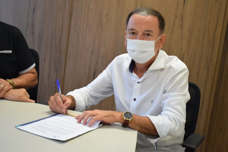Presidente assina contrato de parceria com ABADEUS – Foto: Criciúma E.C/ Laureci Guimarães