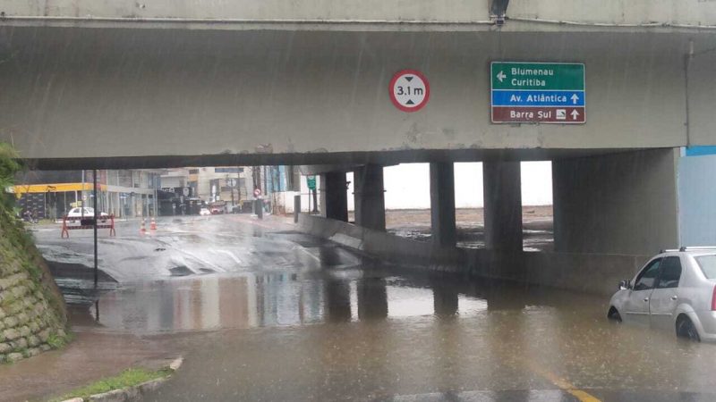 Túnel em Balneário Camboriú foi invadido pela maré alta – Foto: Secom BC/Divulgação