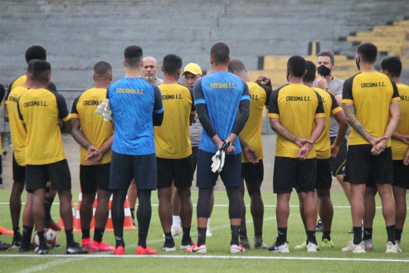 Hemerson Maria conversa com elenco do Criciúma durante treino