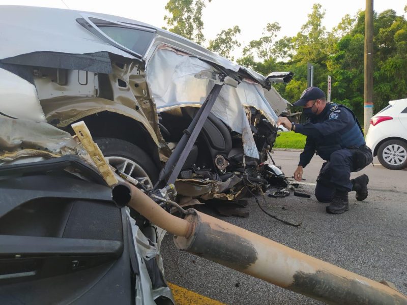 Motorista colidiu em árvore no início da manhã
