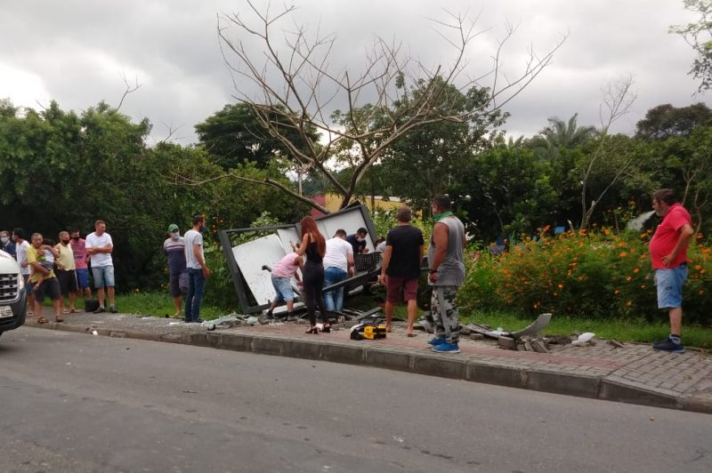 Carro atinge ponto de ônibus e mulher fica gravemente ferida em Blumenau – Foto: Divulgação/Redes Sociais