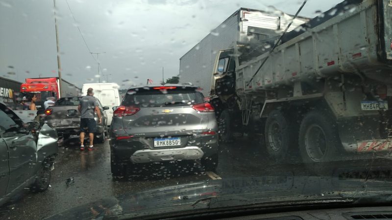 Oito veículos bateram na BR-101, em Joinville – Foto: Redes sociais/ND