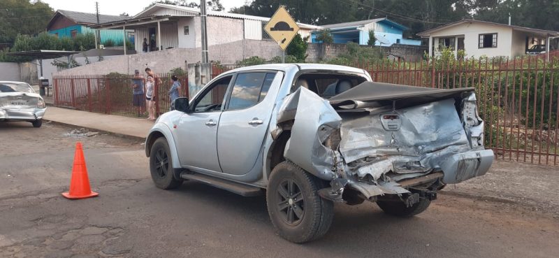 Carro atingiu a traseira da caminhonete que andou e bateu em outro veículo – Foto: Marcos Andreolla/Reprodução/ND