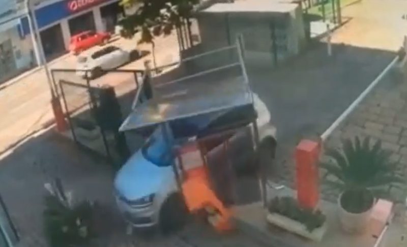 Motorista perde controle da direção e destrói estacionamento de catedral em Rio do Sul – Foto: Reprodução/Redes Sociais
