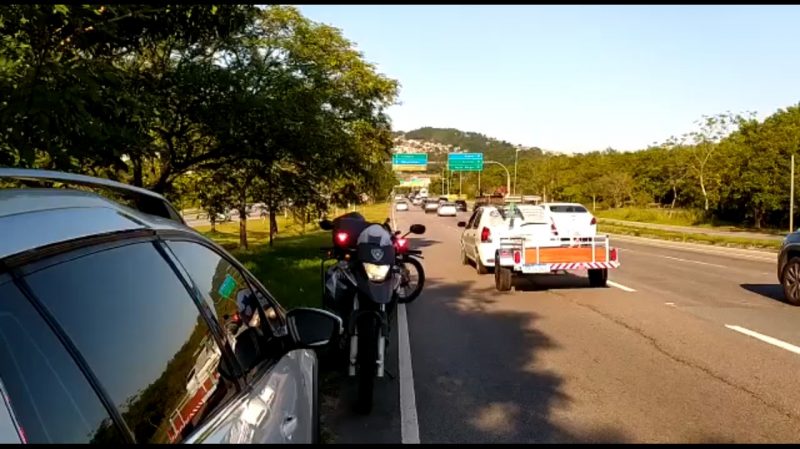 Ve&iacute;culos j&aacute; foram retirados da avenida com a chegada da GMF – Foto: GMF/Divulga&ccedil;&atilde;o/ND