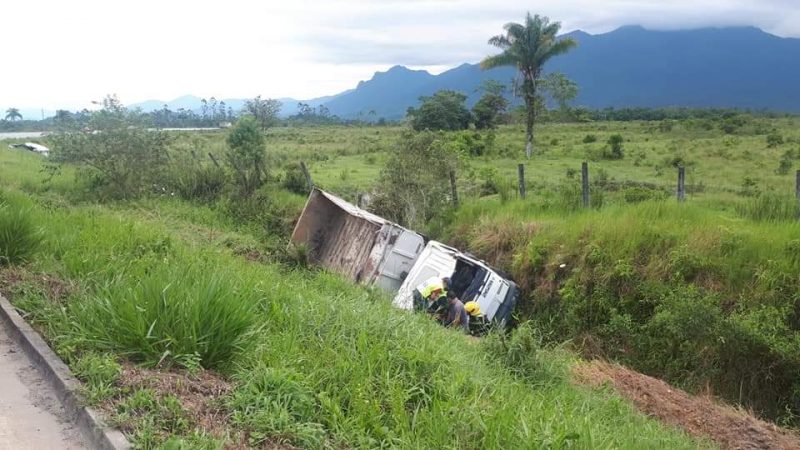 Com o impacto, os dois veículos saíram da pista – Foto: Redes sociais