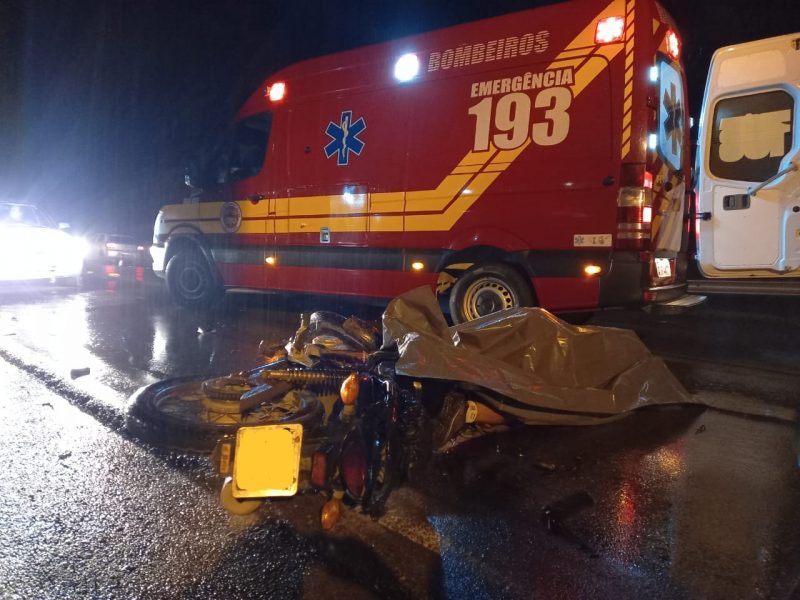 Motociclista morreu em acidente envolvendo caminhão em Rio Negrinho – Foto: 9BBM/Divulgação