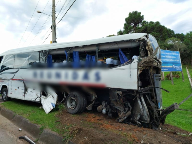 Ônibus e caminhão se envolveram em acidente em São Bento do Sul – Foto: Bombeiros Militares/Divulgação