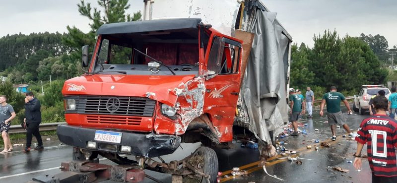 Motorista do caminhão ficou preso às ferragens e foi encaminhado ao hospital – Foto: Bombeiros Militares/Divulgação
