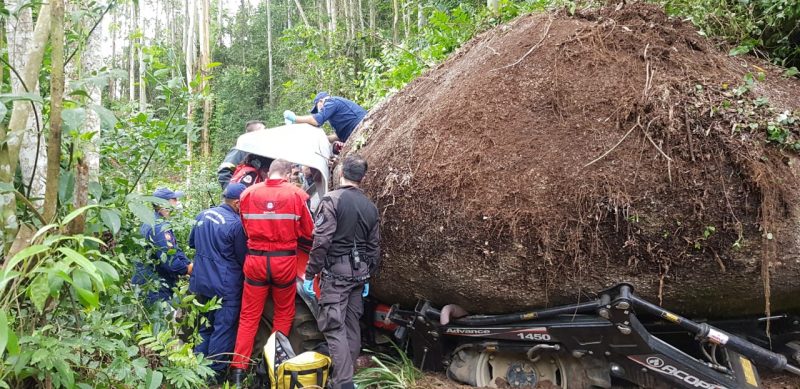 Pedra gigante cai sobre trator em Braço do Norte – Foto: Corpo de Bombeiros/Divulgação
