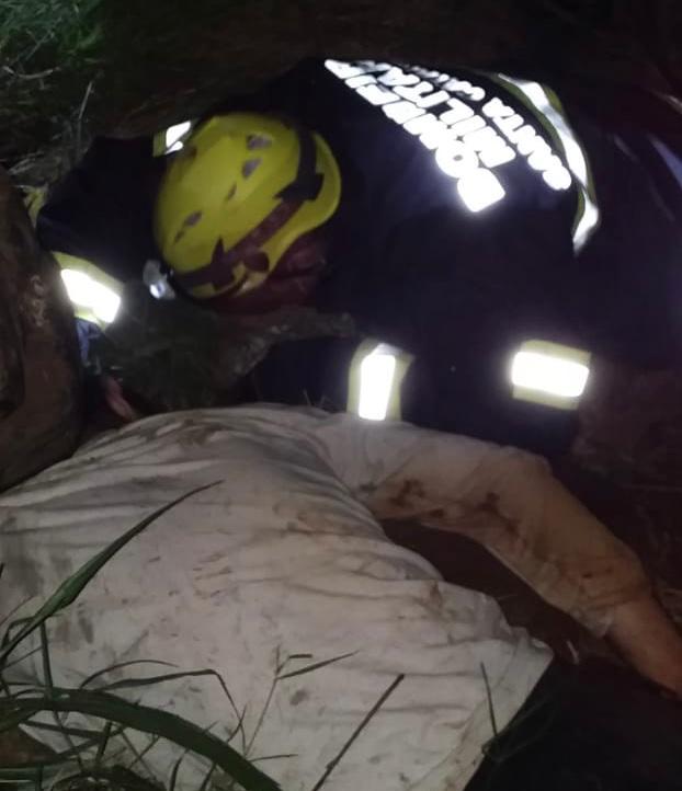 V&iacute;tima foi socorrida pelo Corpo de Bombeiros ap&oacute;s o acidente – Foto: Corpo de Bombeiros/ND
