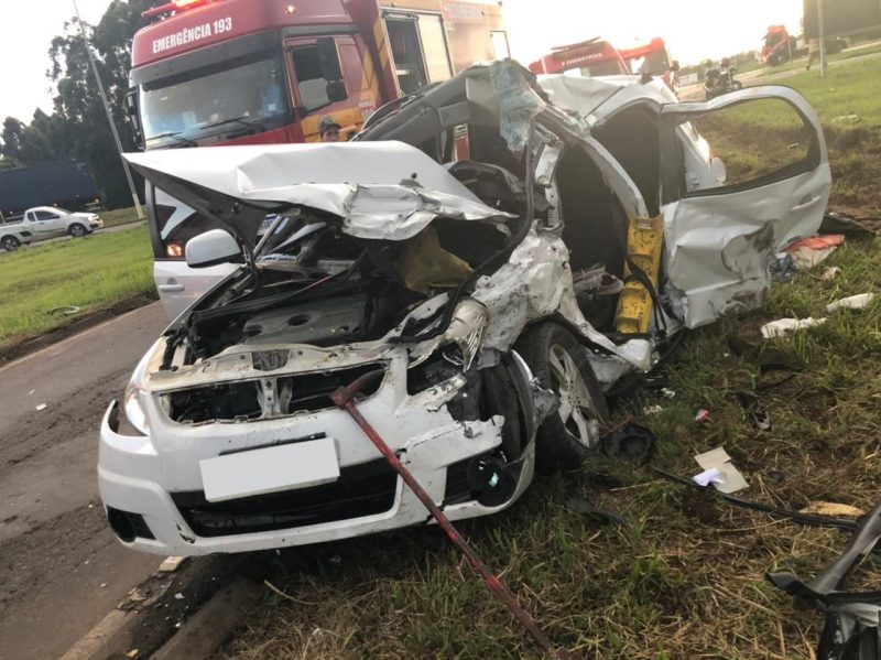 Condutora do carro ficou presa às ferragens em grave acidente – Foto: Corpo de Bombeiros Voluntários/Divulgação