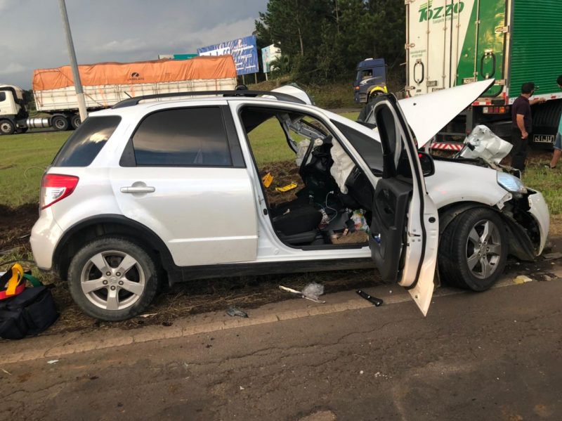 Carro da Argentina sai da pista e bate em barranco na BR-282 em Irani