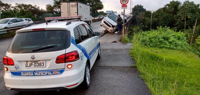 Motorista perde controle do veículo e atropela pedestre na subida da Ponte do Tamarindo – Foto: Cristiano Silva/Rádio Menina
