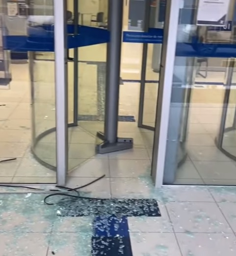 agencia da caixa arrombada