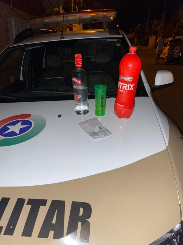 Oito pessoas, sendo dois adolescentes, estavam bebendo na rua – Foto: Pol&iacute;cia Militar/ND