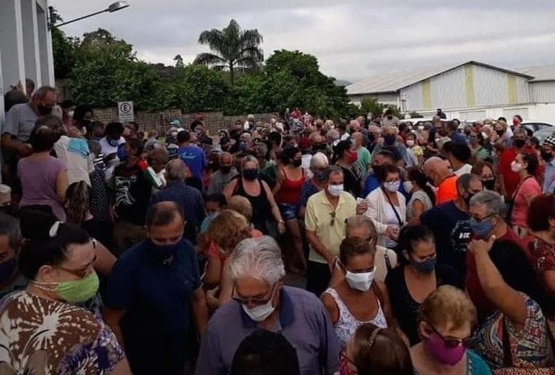 Filas e aglomera&ccedil;&atilde;o foram registradas na manh&atilde; de domingo (21), em uma unidade de sa&uacute;de do bairro Rocio Grande – Foto: Reprodu&ccedil;&atilde;o/Redes Sociais