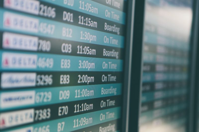 Painel de voos em aeroporto