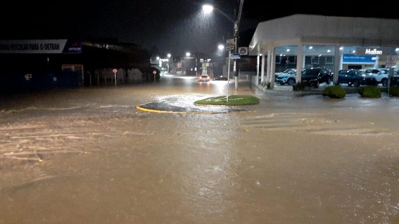 Ruas do Centro ficaram totalmente alagadas nesta terça-feira (2) – Foto: JMais