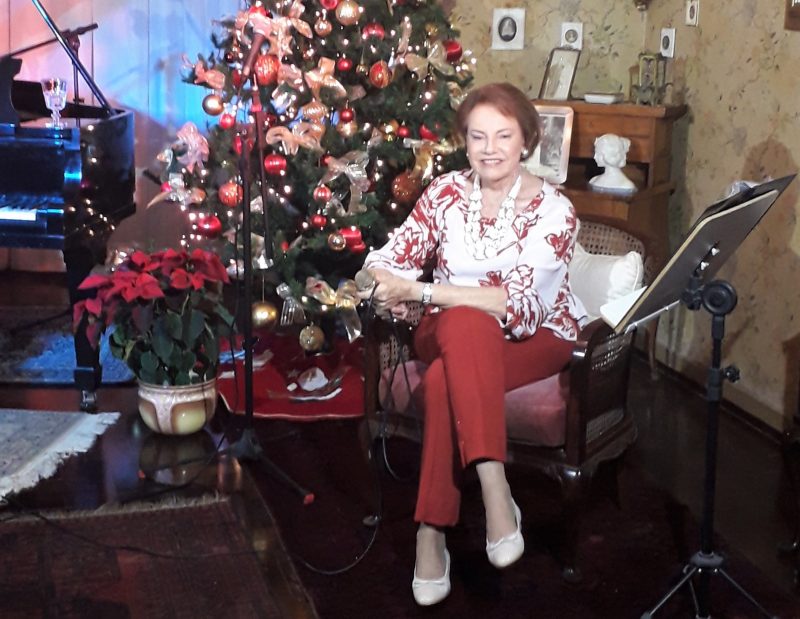Annita Hoepcke da Silva em 6 de dezembro de 2020, na sede do Instituto Carl Hoepcke, onde apresentou o Sarau de Natal – Foto: Instituto Carl Hoepcke/Divulgação/ND