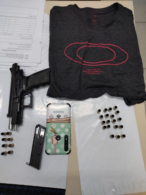 Durante ocorrência na noite desta quarta-feira (24), uma arma também foi apreendida. A suspeita é de que esteja relacionada ao tiroteio à tarde – Foto: PMSC/Divulgação/ND