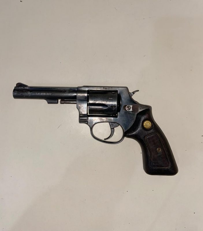 Uma arma foi encontrada pela pol&iacute;cia com o suspeito – Foto: Pol&iacute;cia Militar/Divulga&ccedil;&atilde;o