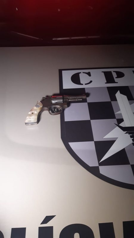 Um dos suspeitos estava armado durante a a&ccedil;&atilde;o – Foto: Ricardo Alves/NDTV