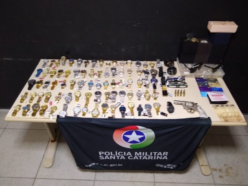 Assaltantes roubam relojoaria, mas abandonam itens roubados – Foto: Polícia Militar/Divulgação