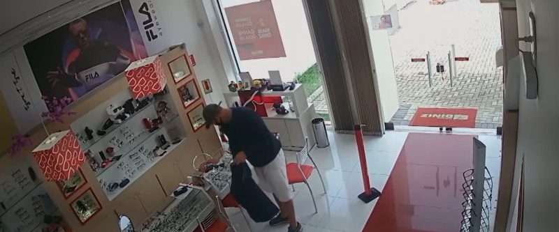 Criminosos atuaram em pelo menos três roubos a joalherias em Joinville – Foto: Reprodução/ND