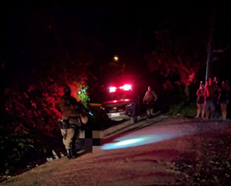 Homem morto a tiros no meio da estrada em Gaspar – Foto: Reprodu&ccedil;&atilde;o/Redes sociais