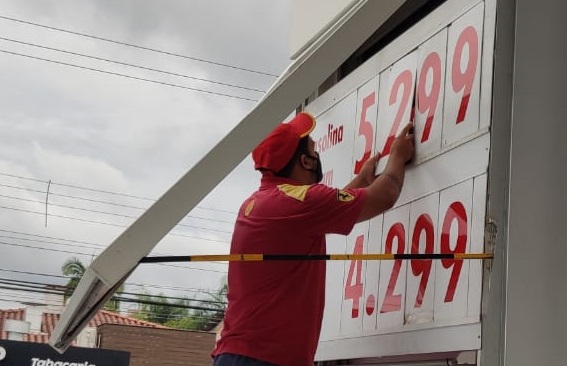 Postos começam a reajustar valor da gasolina nas bombas; não é notícia repetida, embora as vezes pareça – Foto: Stêvão Limana/NDTV