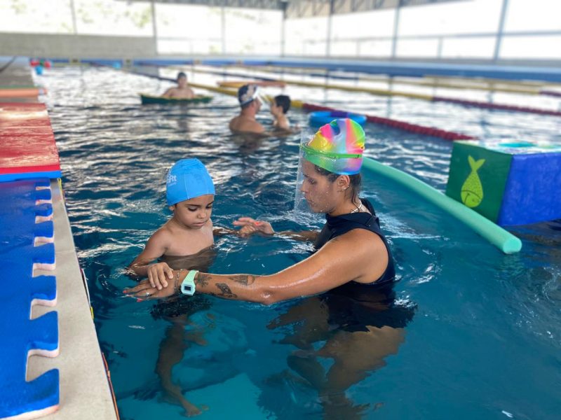 Aulas gratuitas de estimulação aquáticas são realizadas professores especializados e seguem protocolos de segurança sanitária – Leonardo Sousa/PMF/Divulgação/ND