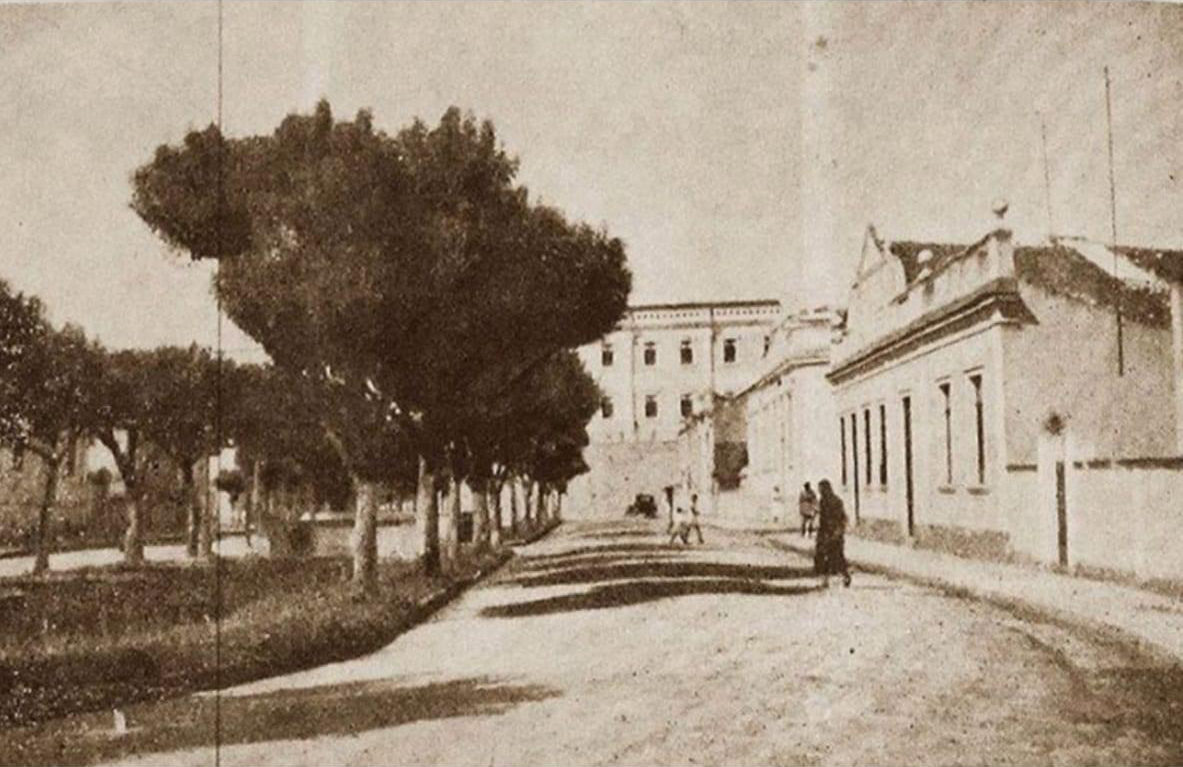 Já no início do século 16, embarcações que demandavam à Bacia do Prata aportavam na Ilha de Santa Catarina para abastecerem-se de água e víveres. Entretanto, somente por volta de 1675 é que Francisco Dias Velho, junto com sua família e agregados, dá início a povoação da ilha com a fundação de Nossa Senhora do Desterro (atual Florianópolis) - segundo núcleo de povoamento mais antigo do Estado, ainda fazendo parte da vila de Laguna - desempenhando importante papel político na colonização da região. Fotografia de 1939, avenida Hercílio luz, rio da bulha e o hoje Museu da Escola Catarinense ao fundo e ao alto. - Udesc/Divulgação/ND