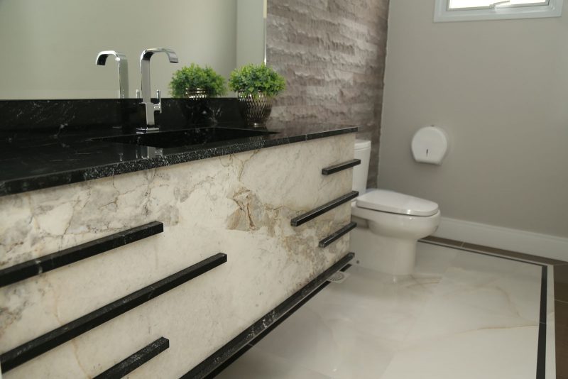 Lavabo social do condomínio Antonio Neto, com granito e mármore calacata – Foto: AM Construções/Divulgação