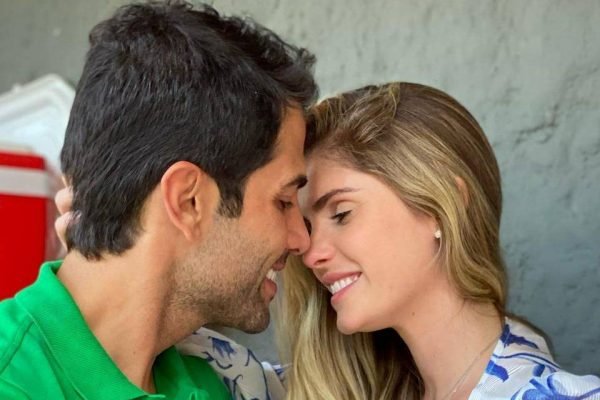 bárbara e seu marido se beijando
