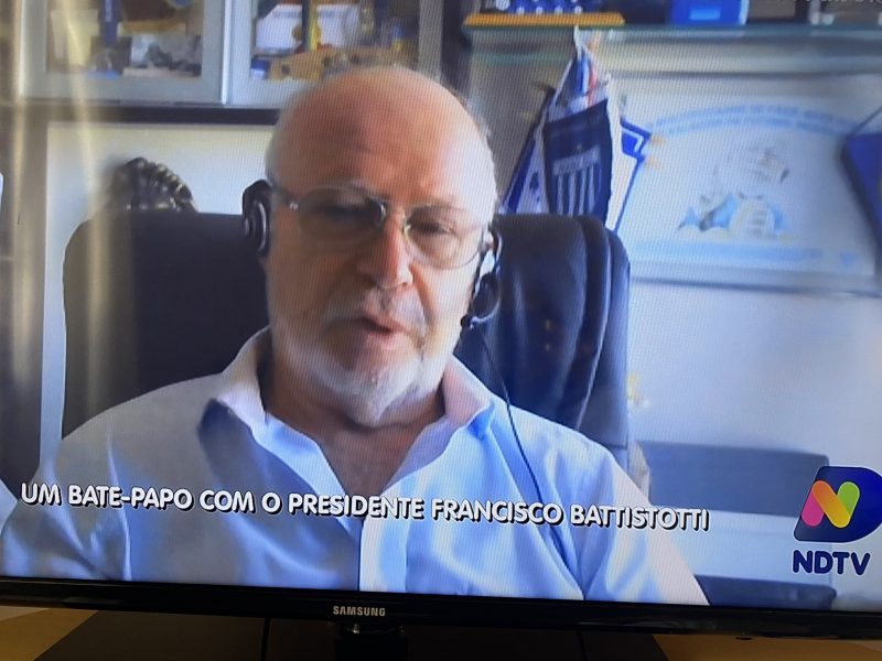 Battistotti concedeu entrevista coletiva no Clube da Bola. – Foto: Clube da Bola/ND/Reprodu&ccedil;&atilde;o