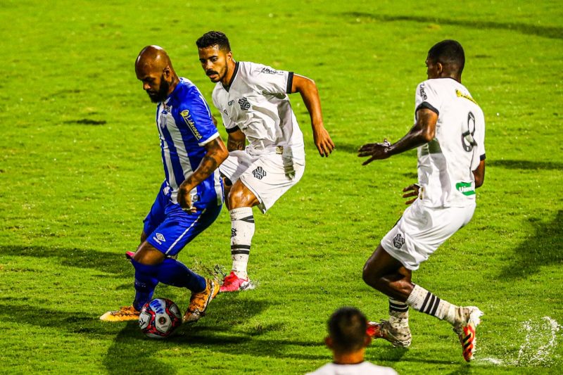 Bruno, do Avaí, recebe a marcação de Fabrício Bigode e Khevin do Figueirense. – Foto: Cristiano Andujar/Andujar Press