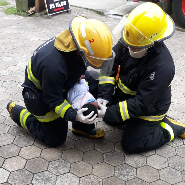 Bombeiros realizaram os procedimentos e depois encaminharam a menina para o Hospital Infantil para uma avaliação mais detalhada – Foto: Divulgação ND