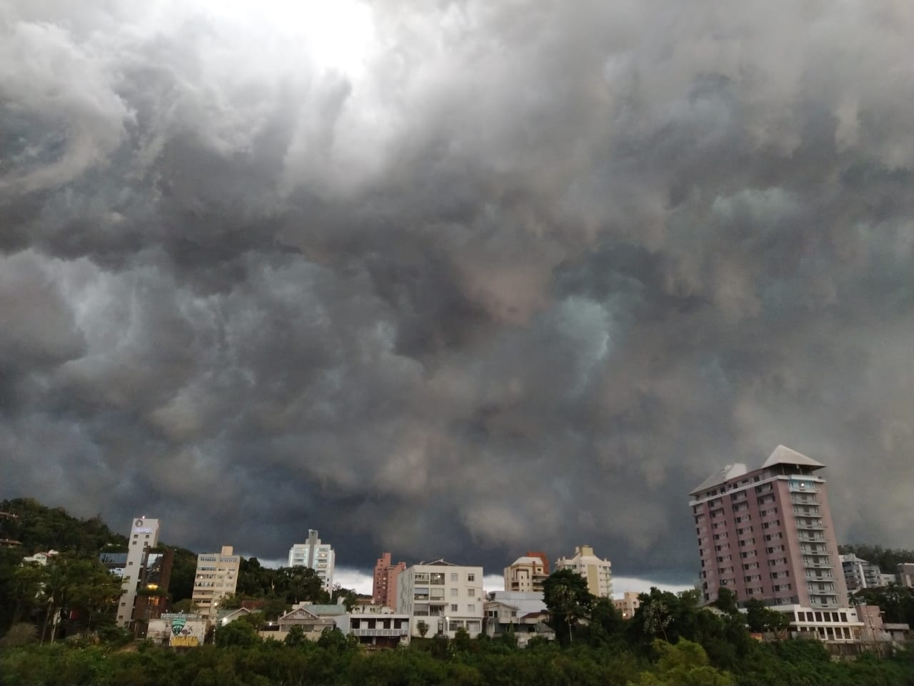 tempo no vale do Itajaí Alerta laranja: virada do tempo no Vale do Itajaí traz tempestades e mínimas de 14ºC na quarta